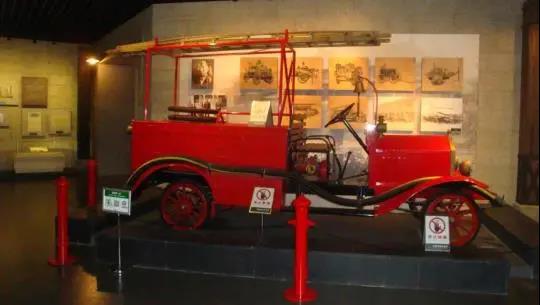 Ang unang makina sa sunog sa China (modelo sa China Fire Museum)